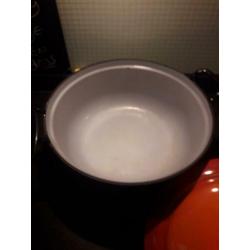 2 ronde gietijzeren braadketel 32 en 30 cm doorsnee