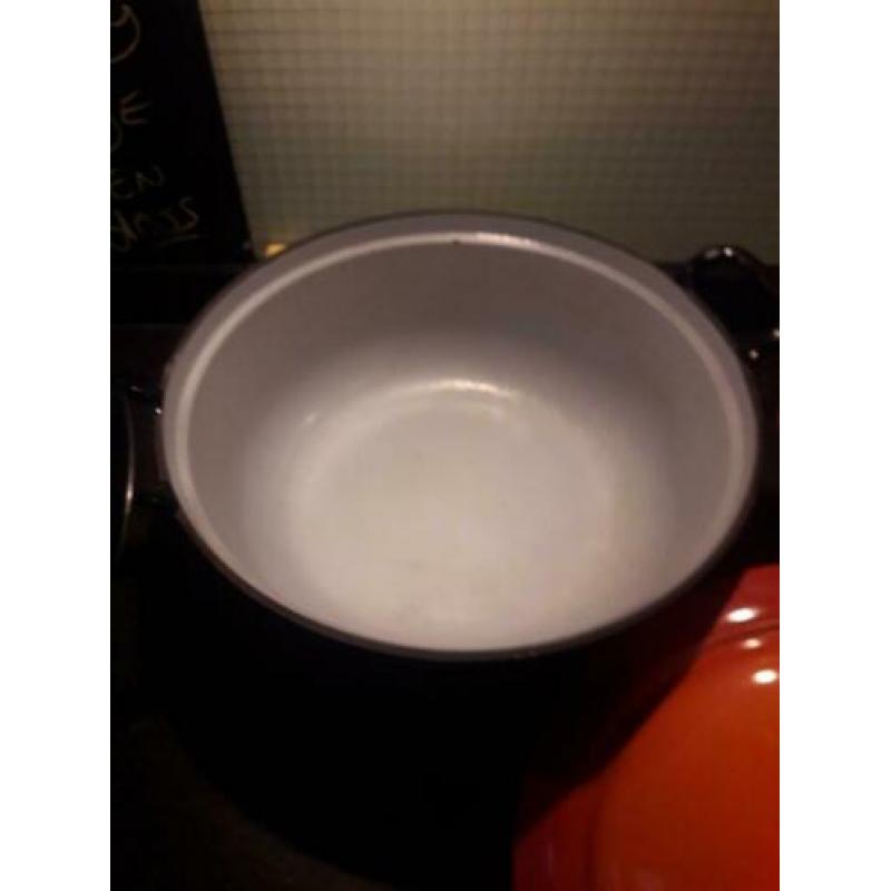 2 ronde gietijzeren braadketel 32 en 30 cm doorsnee