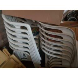 Gratis af te halen 14 stapelstoelen wit