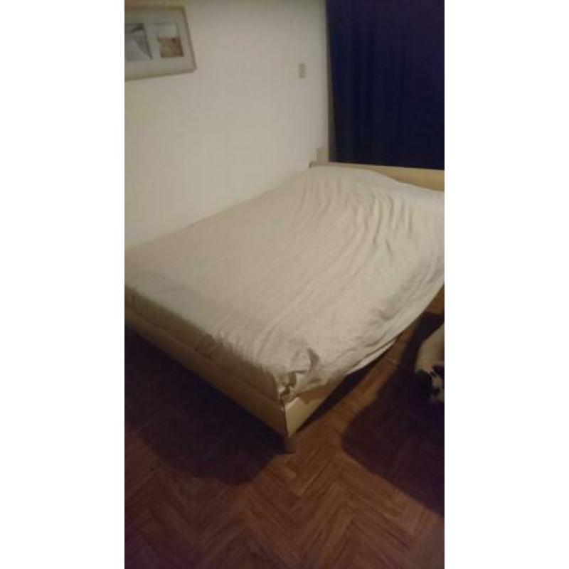 2 persoons bed 140x200 met (of zonder) matras,lattenbodem