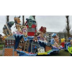 Leuke prijswinnende carnavalswagen van polyester.