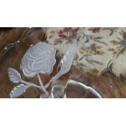 vintage vlaaischotel op voet met rozen glasgravure