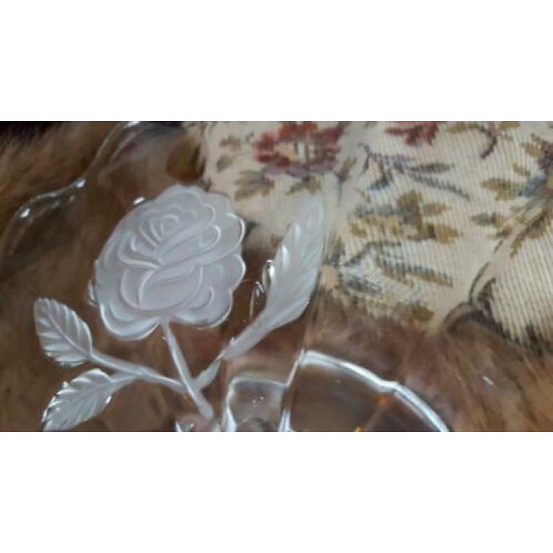 vintage vlaaischotel op voet met rozen glasgravure
