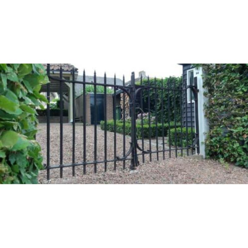 Gietijzeren, gesmeed en geklonken poort