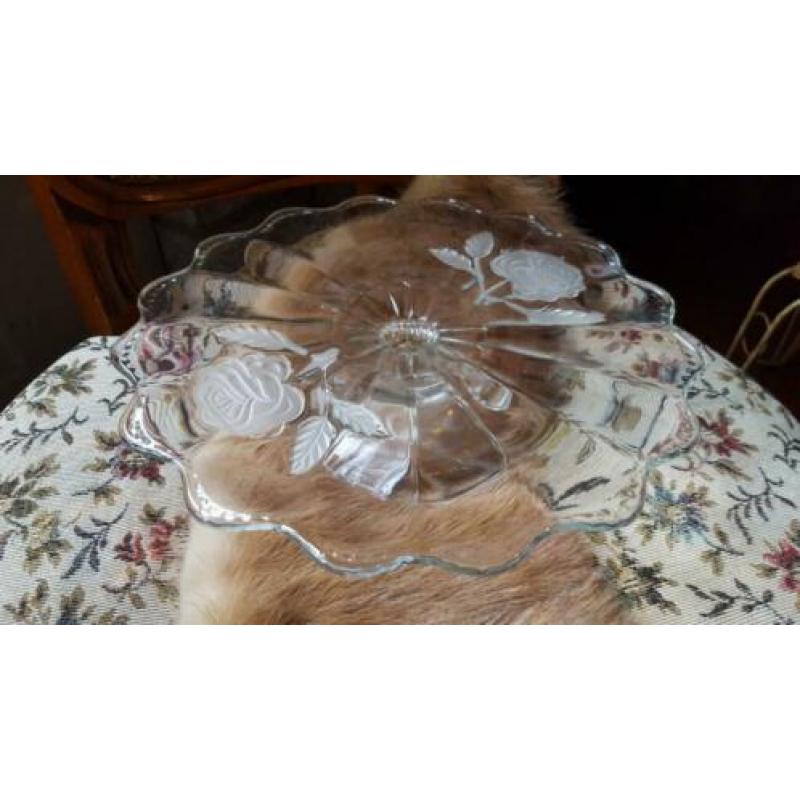 vintage vlaaischotel op voet met rozen glasgravure