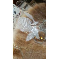 vintage vlaaischotel op voet met rozen glasgravure