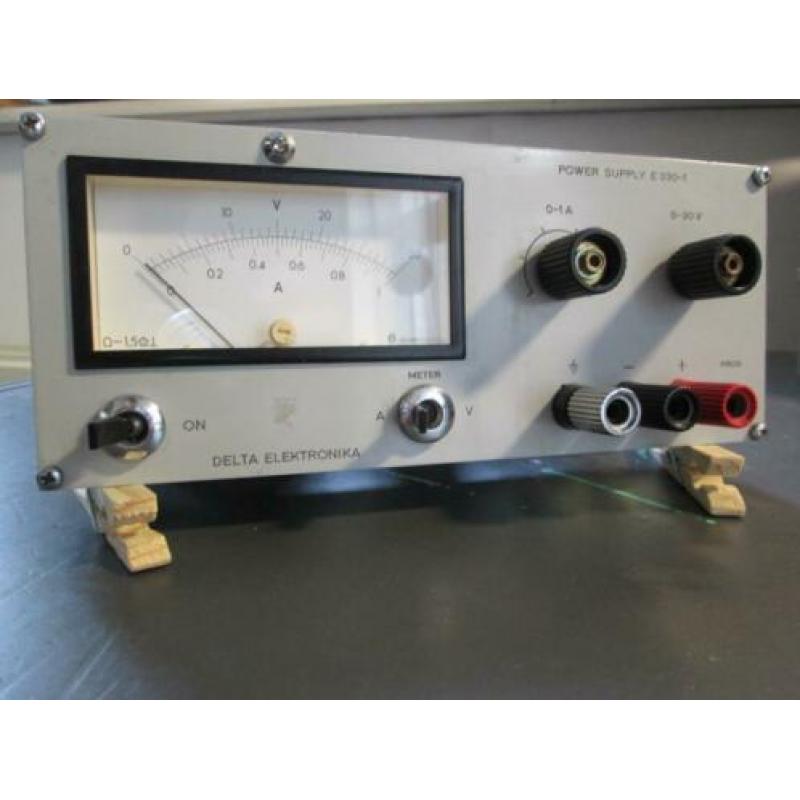 Delta Regelbare Lineaire Lab Voeding E 030-1 ( 0 - 30V 1A )