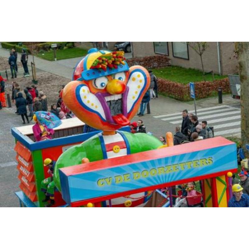 Zelfrijdende carnavalswagen met thema: wat(t) te veel