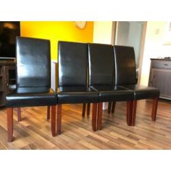 Tafel met 4 stoelen