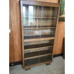 Vintage: Eikenhouten vitrine kast.