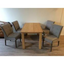 Compacte eethoek eetset bestaande 4 stoelen 1 tafel senioren