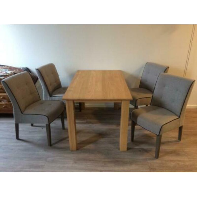 Compacte eethoek eetset bestaande 4 stoelen 1 tafel senioren