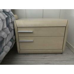 Bed 160x200 met 2 bijpassende nachtkastjes