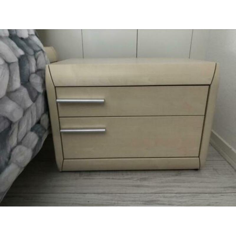 Bed 160x200 met 2 bijpassende nachtkastjes