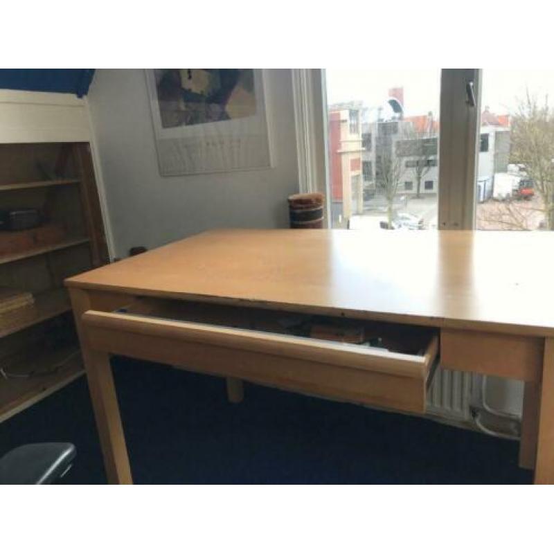 Bureau voor tiener met la