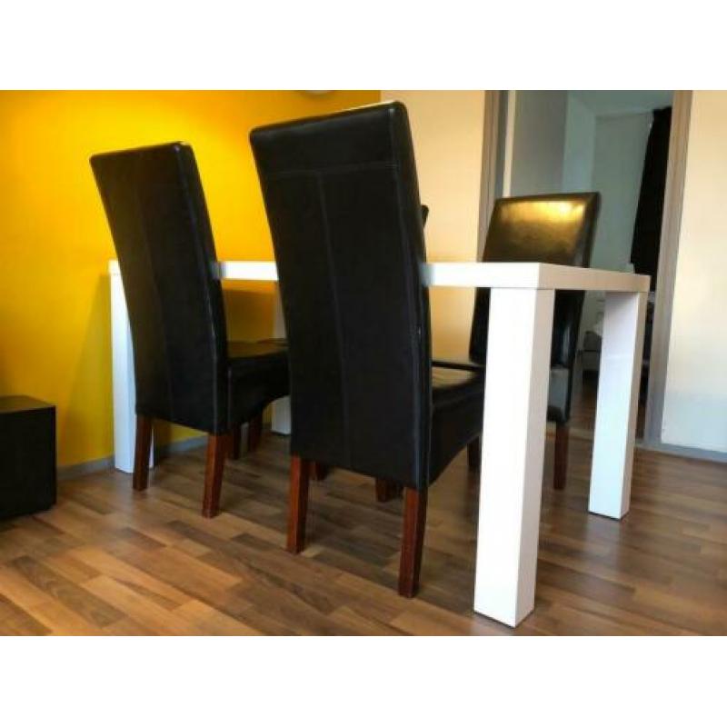 Tafel met 4 stoelen