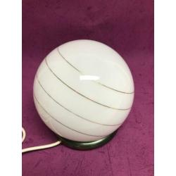 vintage tafellamp bollamp melkglas op messing voet Hollywood