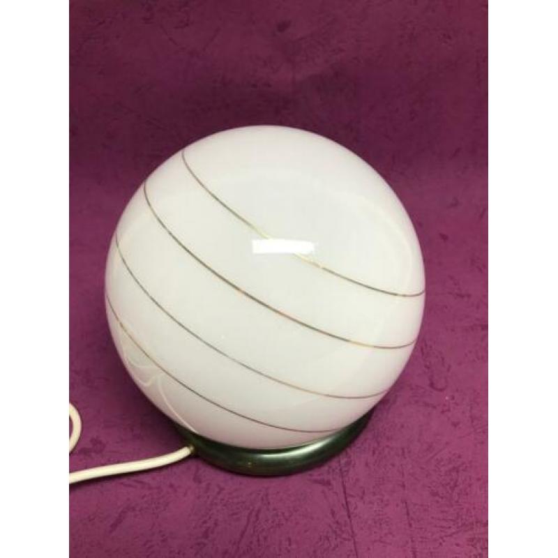vintage tafellamp bollamp melkglas op messing voet Hollywood