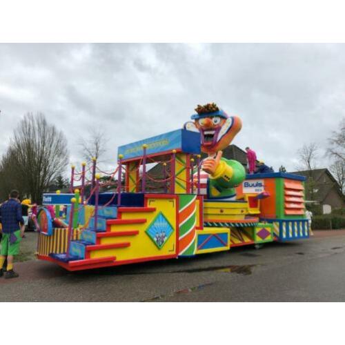Zelfrijdende carnavalswagen met thema: wat(t) te veel