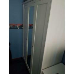 witte kledingkast met spiegel