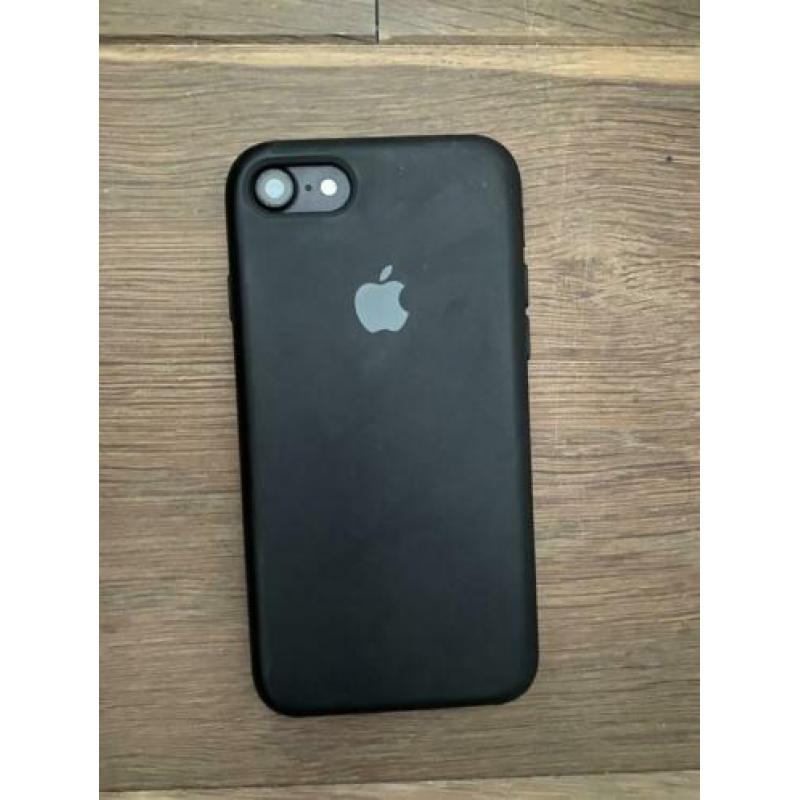 iPhone 7, 32 GB en tech 21 hoesje en fake Apple hoesje