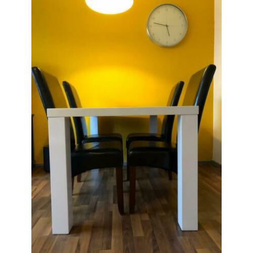 Tafel met 4 stoelen