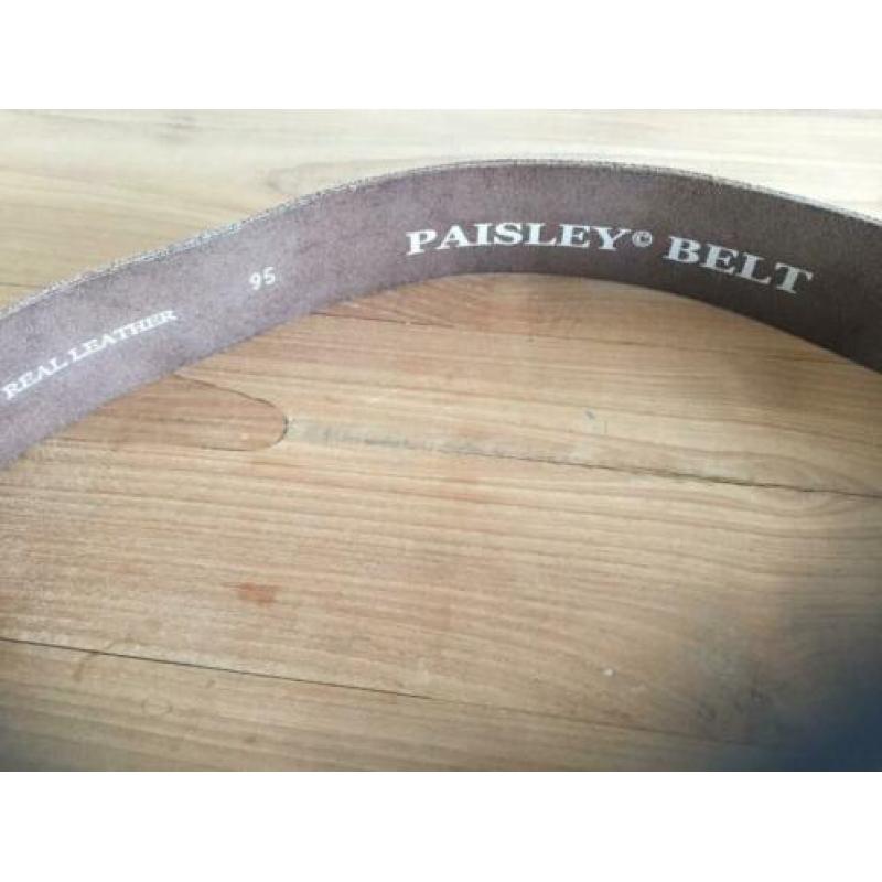 Zeer mooie stoere paisley belt leren riem. Lengte is 95 cm.