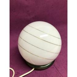 vintage tafellamp bollamp melkglas op messing voet Hollywood