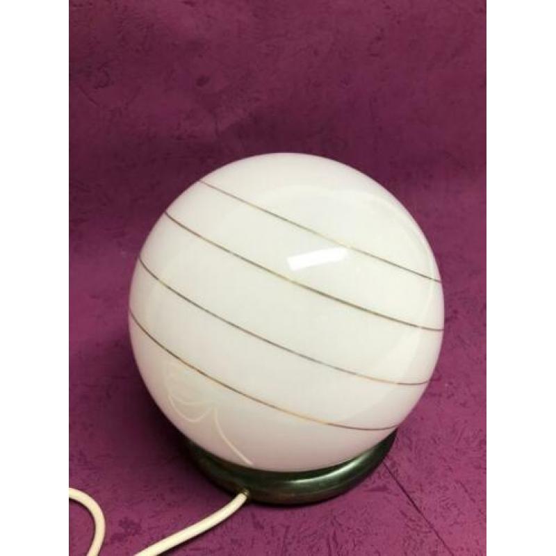 vintage tafellamp bollamp melkglas op messing voet Hollywood