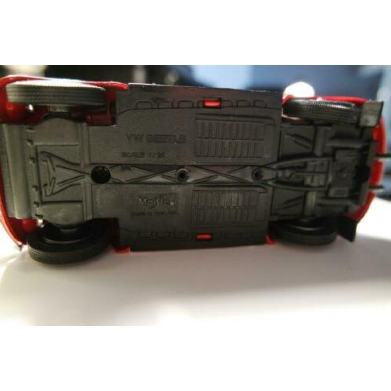 Maisto 1:24 VW kever rood