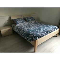 Bed 160x200 met 2 bijpassende nachtkastjes