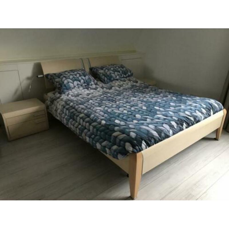Bed 160x200 met 2 bijpassende nachtkastjes