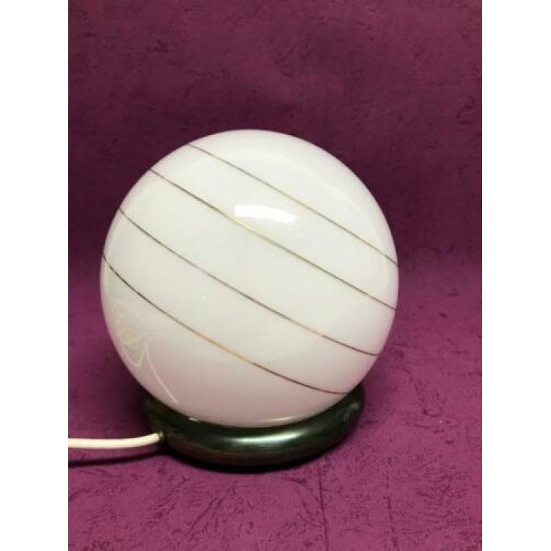 vintage tafellamp bollamp melkglas op messing voet Hollywood