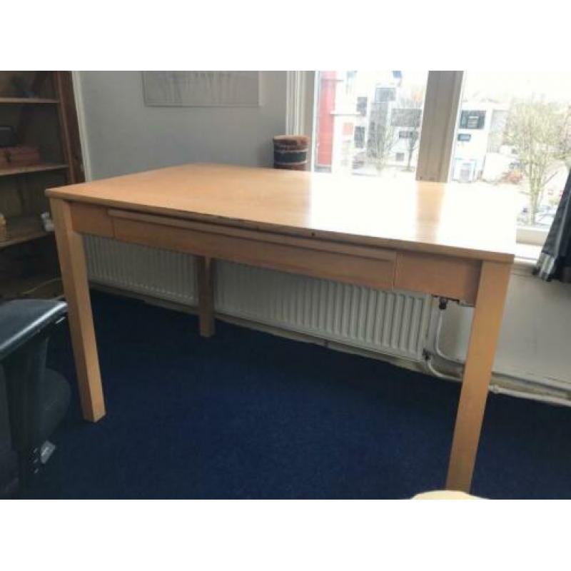 Bureau voor tiener met la