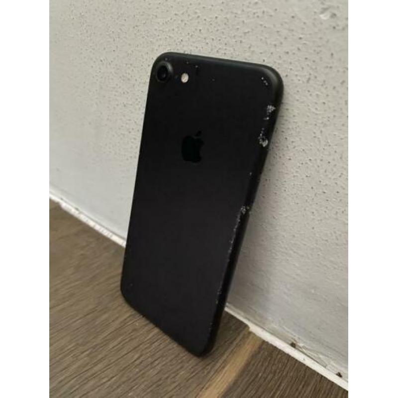 iPhone 7, 32 GB en tech 21 hoesje en fake Apple hoesje