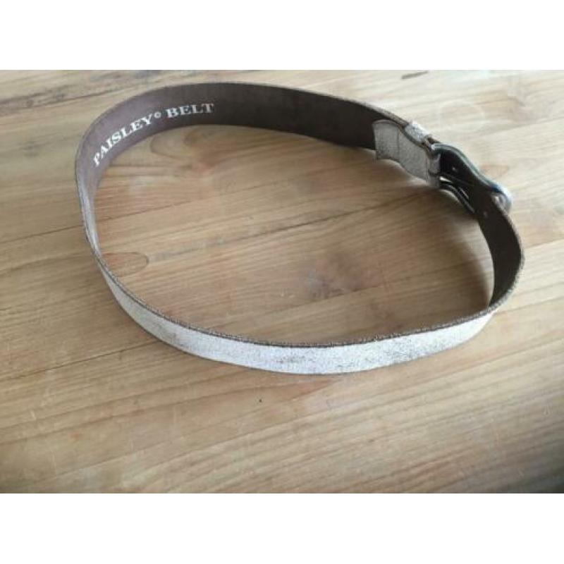 Zeer mooie stoere paisley belt leren riem. Lengte is 95 cm.