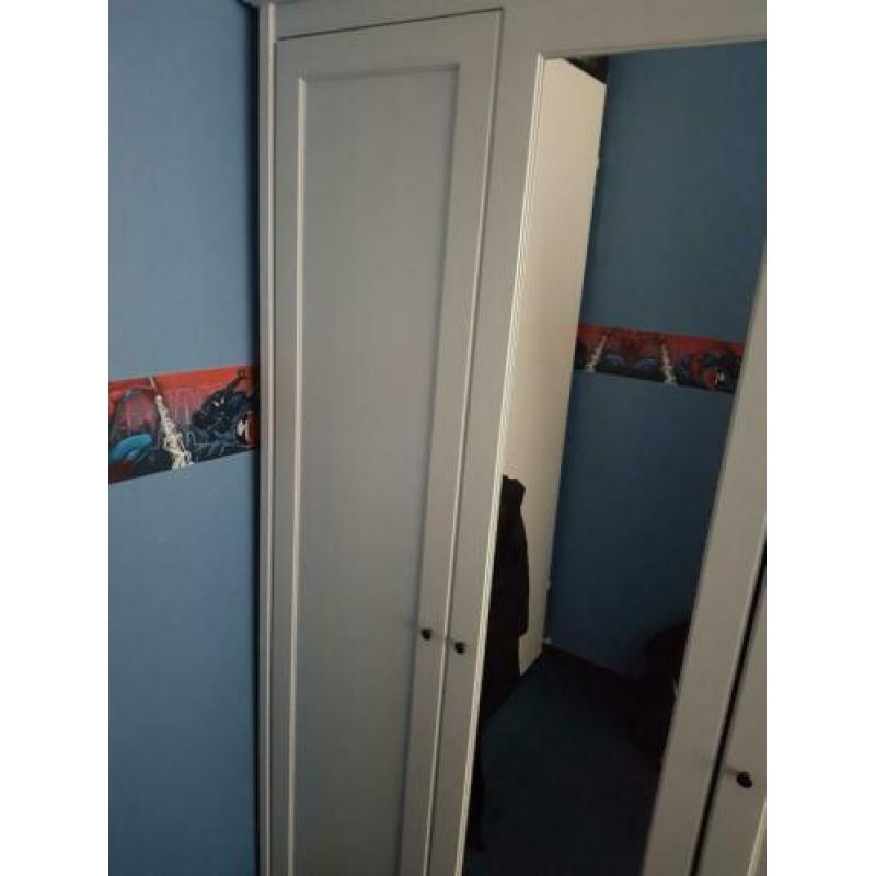 witte kledingkast met spiegel