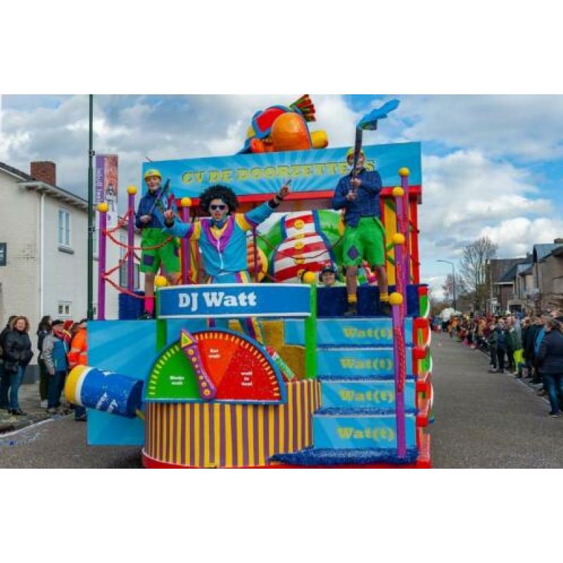 Zelfrijdende carnavalswagen met thema: wat(t) te veel