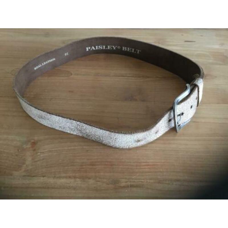 Zeer mooie stoere paisley belt leren riem. Lengte is 95 cm.