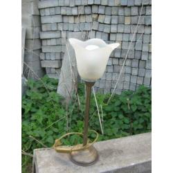 Lampje met glazen bloem-kap hoogte 37,5 cm breedte 14 cm