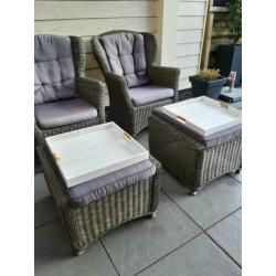 2  wicker tuinstoelen (lounge chairs) met hockers + kussens