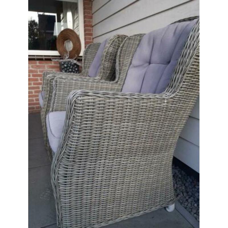 2  wicker tuinstoelen (lounge chairs) met hockers + kussens