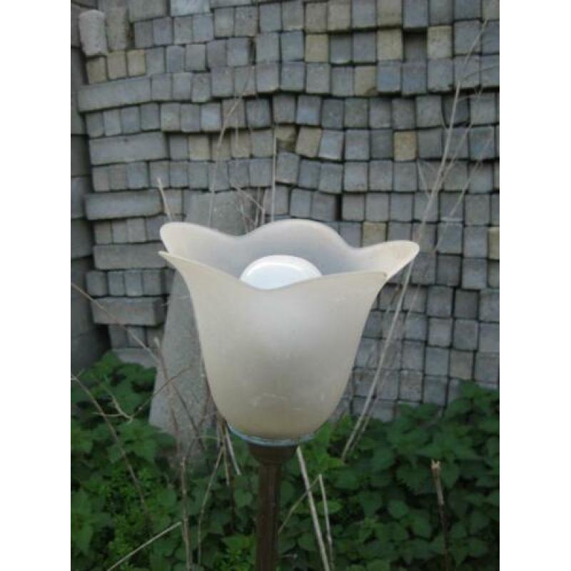 Lampje met glazen bloem-kap hoogte 37,5 cm breedte 14 cm