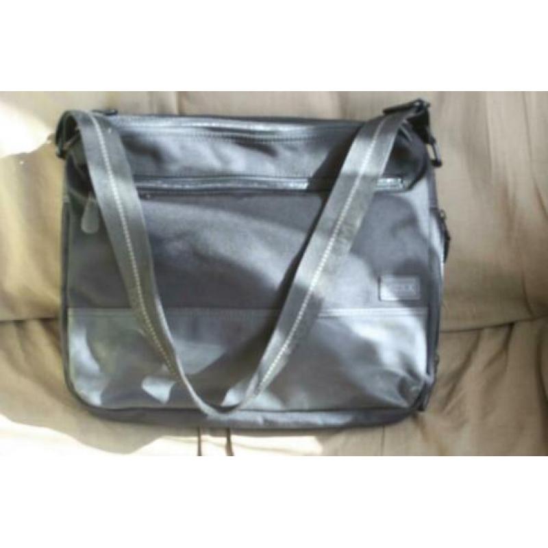 Degelijke mooie laptop van DELL INSPIRON Model No PPO1X