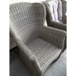 2  wicker tuinstoelen (lounge chairs) met hockers + kussens