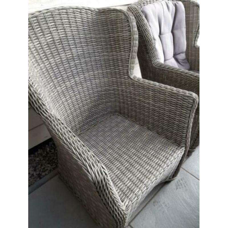 2  wicker tuinstoelen (lounge chairs) met hockers + kussens