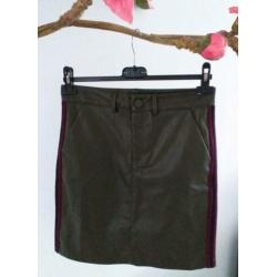 Leuke lederlook groen rok met strepen a/d zijkant mt 36