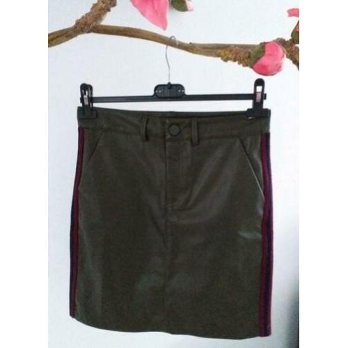 Leuke lederlook groen rok met strepen a/d zijkant mt 36