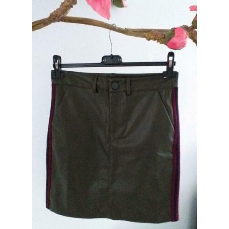 Leuke lederlook groen rok met strepen a/d zijkant mt 36