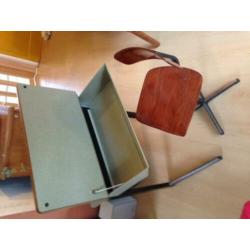 Vintage schooltafeltje en stoeltje